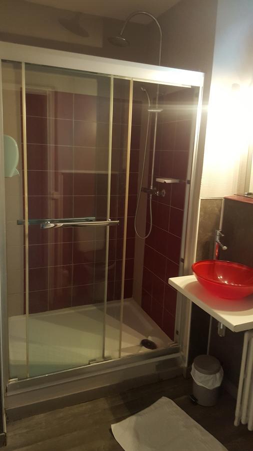 Hotel Des Voyageurs Mayenne Bagian luar foto