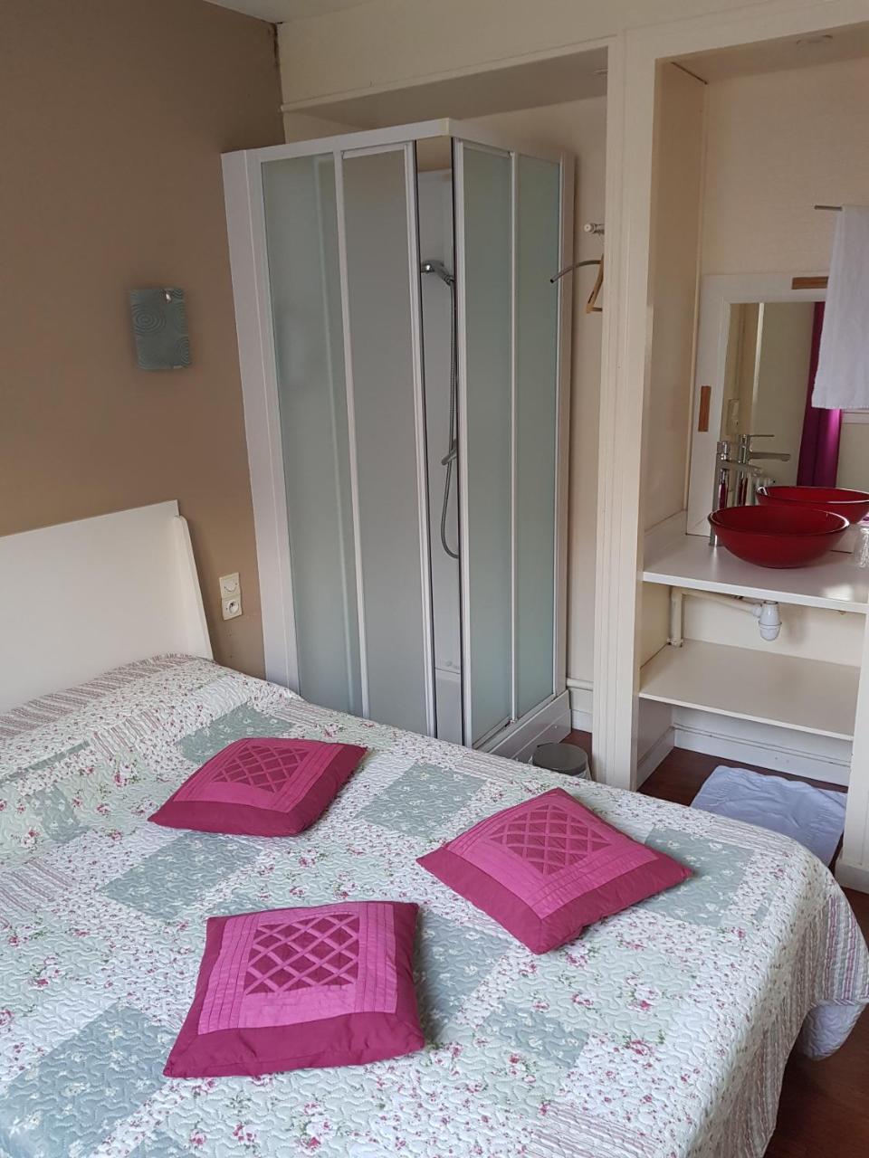 Hotel Des Voyageurs Mayenne Bagian luar foto
