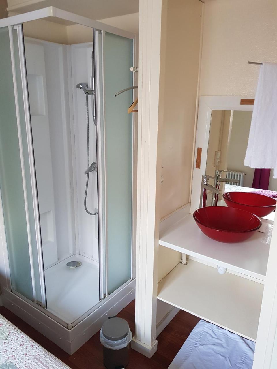 Hotel Des Voyageurs Mayenne Bagian luar foto