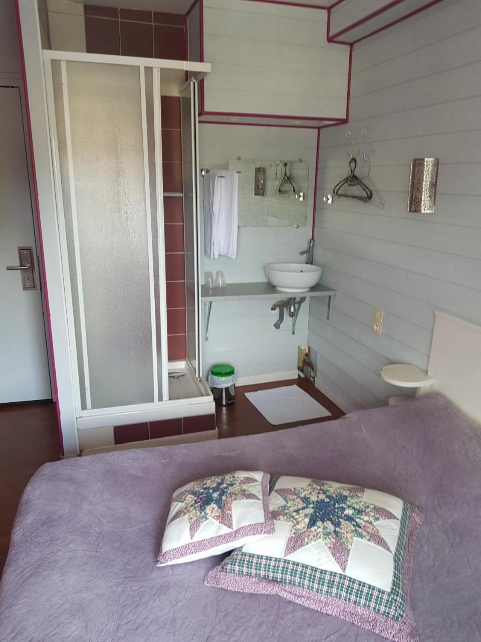 Hotel Des Voyageurs Mayenne Bagian luar foto