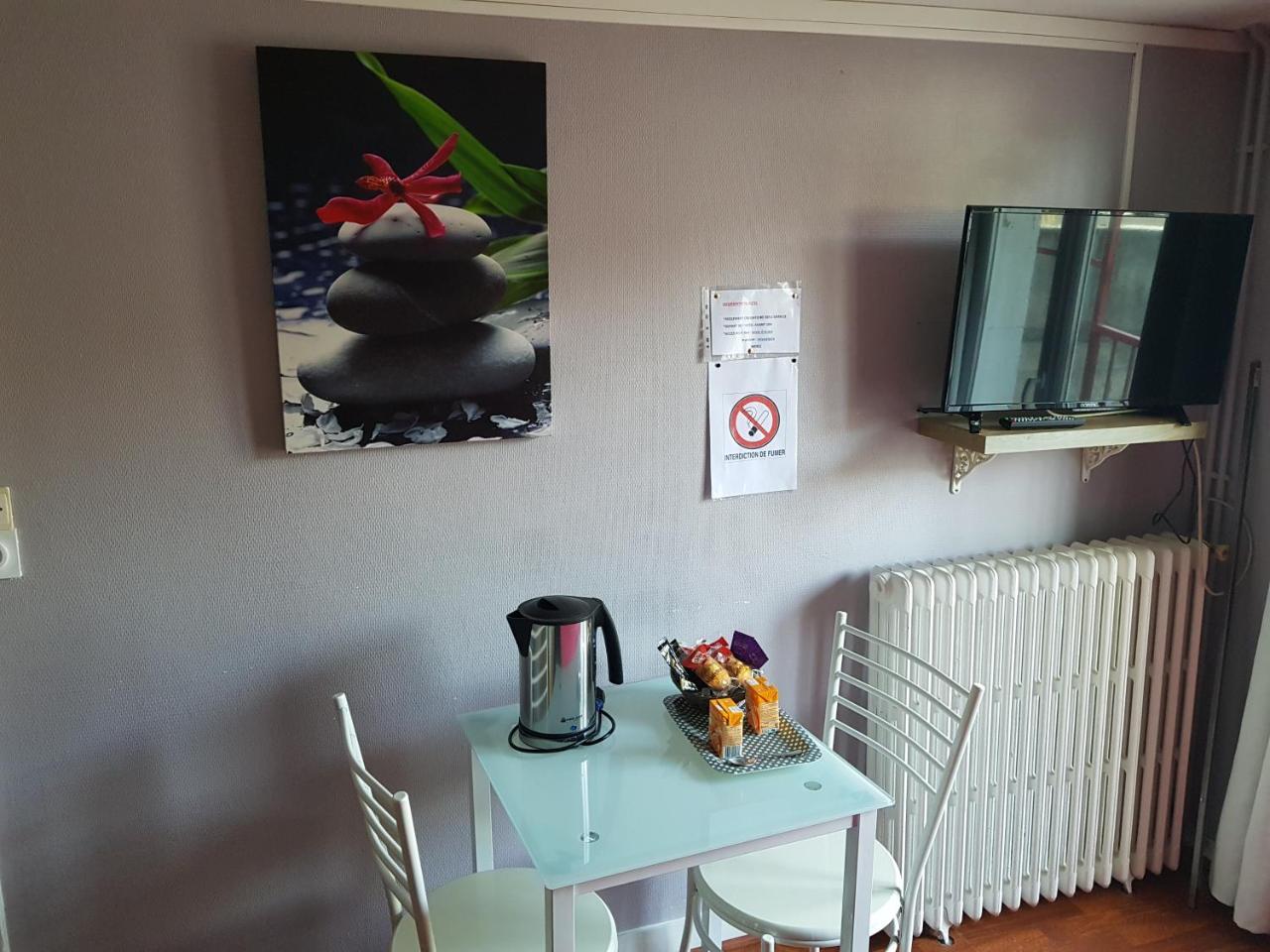 Hotel Des Voyageurs Mayenne Bagian luar foto